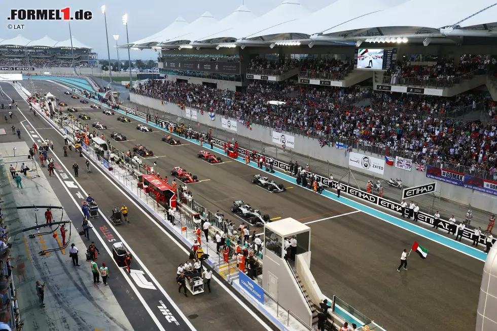 Startaufstellung: Wer aufgrund von Strafen zurückversetzt wird, sollte das Qualifying nicht mehr sausen lassen. Denn werden mehrere Piloten nach hinten versetzt, entscheidet die Reihenfolge in der Qualifikation und nicht mehr die Reihenfolge der Strafen. Ausnahme: Wer über 107 Prozent der Pole-Zeit bleibt, startet ganz hinten. Foto zur News: Startaufstellung: Wer aufgrund von Strafen zurückversetzt wird, sollte das Qualifying nicht mehr sausen lassen. Denn werden mehrere Piloten nach hinten versetzt, entscheidet die Reihenfolge in der Qualifikation und nicht mehr die Reihenfolge der Strafen. Ausnahme: Wer über 107 Prozent der Pole-Zeit bleibt, startet ganz hinten.