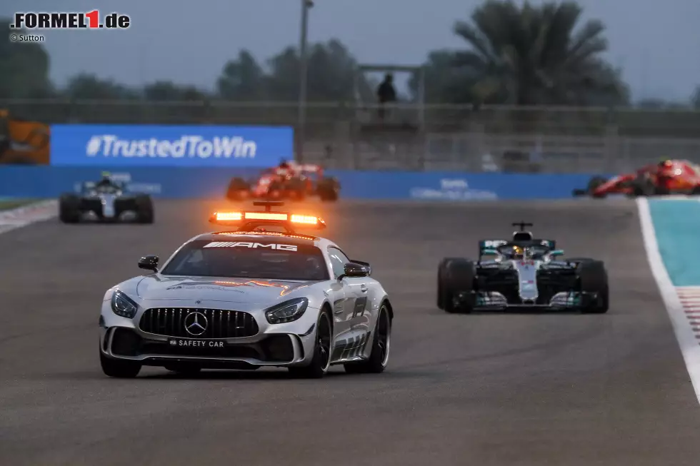 Restarts: Bei Restarts im Anschluss an Safety-Car-Phasen darf nun erst ab der Ziellinie überholt werden. Bisher galt die Regel: Überholen ist ab der vorgelagerten Safety-Car-Linie erlaubt. Foto zur News: Restarts: Bei Restarts im Anschluss an Safety-Car-Phasen darf nun erst ab der Ziellinie überholt werden. Bisher galt die Regel: Überholen ist ab der vorgelagerten Safety-Car-Linie erlaubt.
