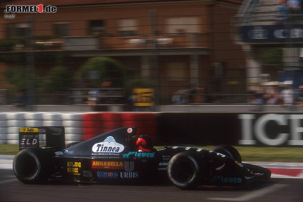 Andrea Moda (Andrea Moda): 1992 bringt der italienische Schuhdesigner Andrea Sassetti seine Marke in die Formel 1. Er übernimmt Coloni und meldet das Team als Andrea Moda. Es gelingt nur eine einzige Qualifikation. Ausgerechnet in Italien schiebt die FIA den Riegel vor: Kein Zutritt zum Fahrerlager, weil man nicht auf F1-Niveau performt. Andrea Moda (Andrea Moda): 1992 bringt der italienische Schuhdesigner Andrea Sassetti seine Marke in die Formel 1. Er übernimmt Coloni und meldet das Team als Andrea Moda. Es gelingt nur eine einzige Qualifikation. Ausgerechnet in Italien schiebt die FIA den Riegel vor: Kein Zutritt zum Fahrerlager, weil man nicht auf F1-Niveau performt.