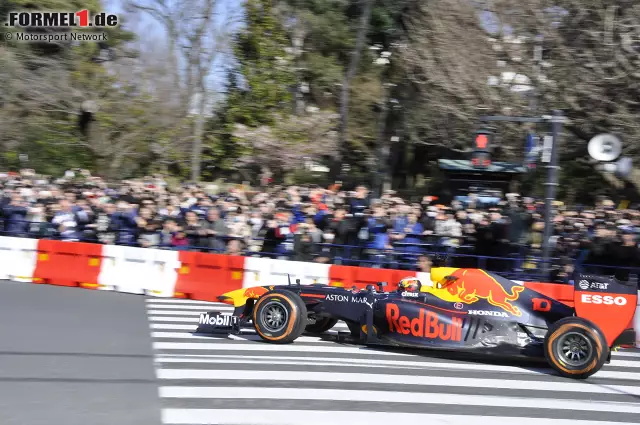 Foto zur News: Red-Bull-Showrun in Tokio mit Pierre Gasly und Max Verstappen