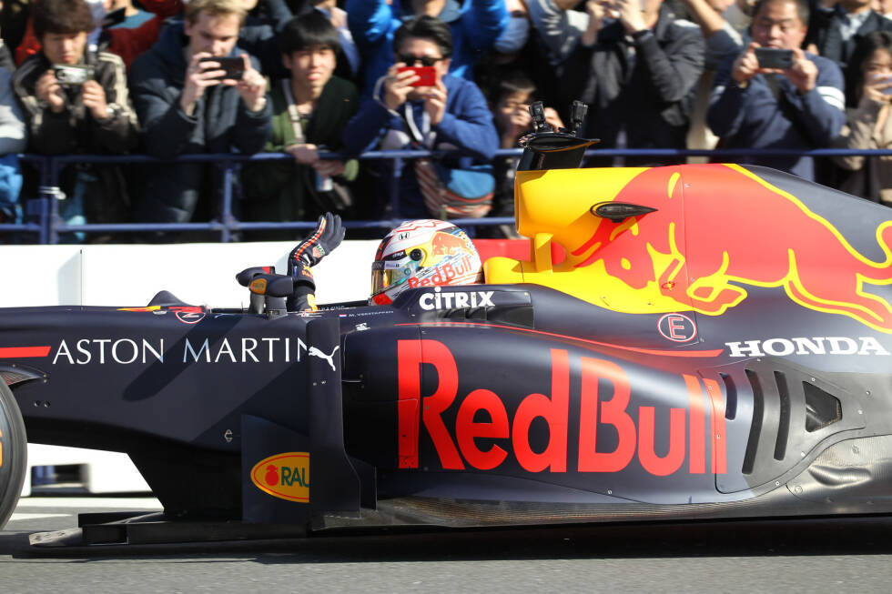 Foto zur News: Red-Bull-Showrun in Tokio mit Pierre Gasly und Max Verstappen