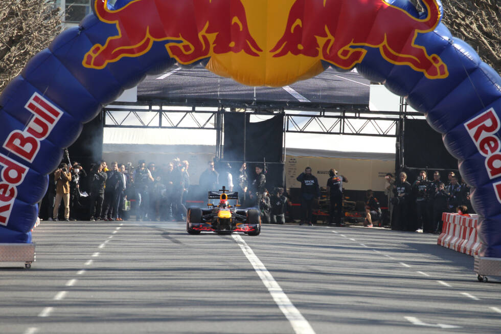 Foto zur News: Red-Bull-Showrun in Tokio mit Pierre Gasly und Max Verstappen