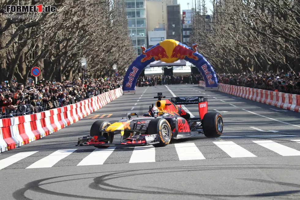 Foto zur News: Red-Bull-Showrun in Tokio mit Pierre Gasly und Max Verstappen