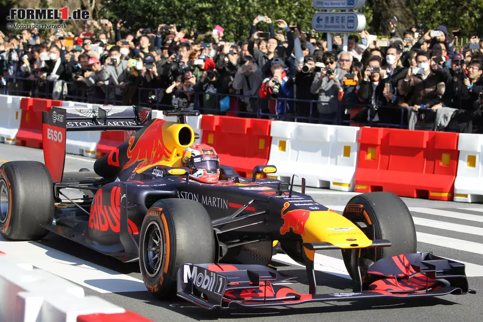 Foto zur News: Red-Bull-Showrun in Tokio mit Pierre Gasly und Max Verstappen