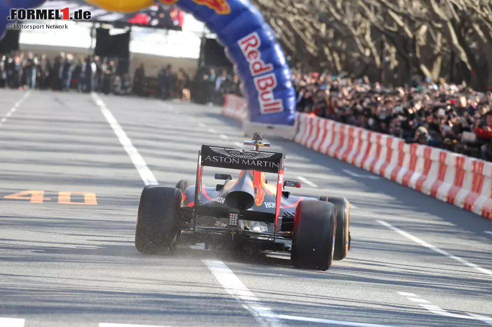 Foto zur News: Red-Bull-Showrun in Tokio mit Pierre Gasly und Max Verstappen