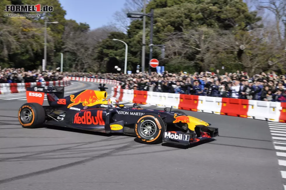 Foto zur News: Red-Bull-Showrun in Tokio mit Pierre Gasly und Max Verstappen