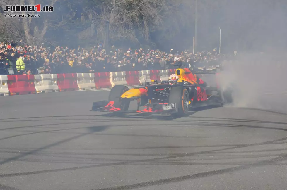 Foto zur News: Red-Bull-Showrun in Tokio mit Pierre Gasly und Max Verstappen