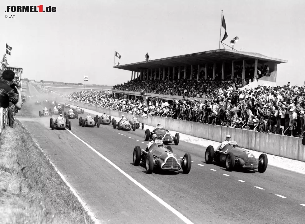 Foto zur News: 9 Siege: Alfa Romeo von Großbritannien 1950 bis Frankreich 1951 - Zugegeben ist der Eintrag etwas geschummelt. Die Italiener gewannen vom ersten Formel-1-Lauf der Geschichte an alles - allerdings nicht offiziell. Denn die Serie kommt nur zustande, wenn man das zur WM zählende Indy500 rausrechnet (2x!). Dort war Alfa ohnehin nie am Start.