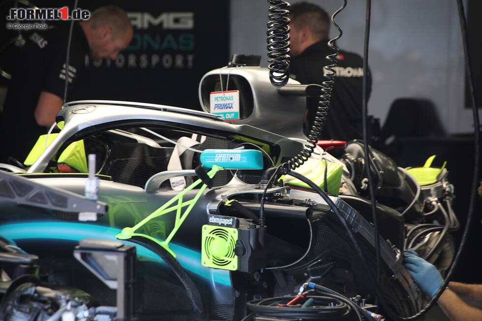 Foto zur News: Mercedes W10: Kühlerinstallation