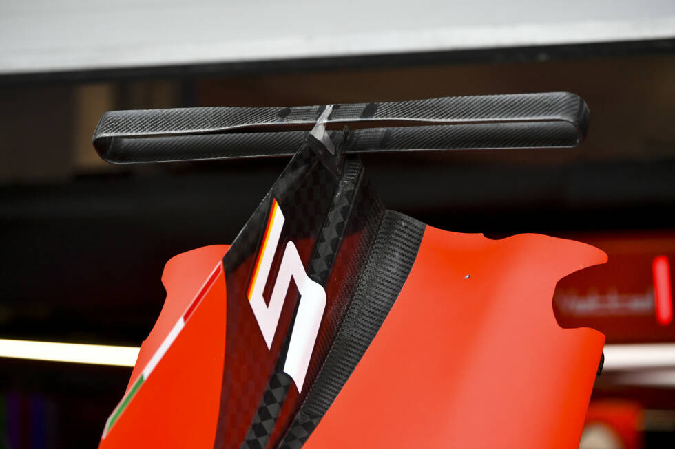Foto zur News: Ferrari SF90: T-Flügel am Ende der Motorhaube