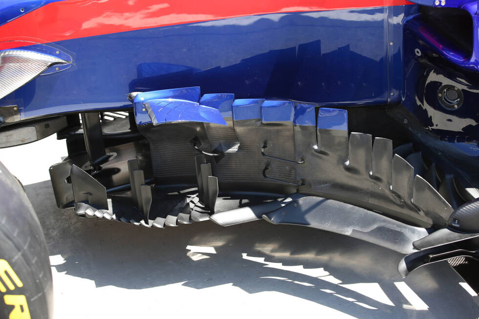 Foto zur News: Toro Rosso STR14: Seitliche Windabweiser