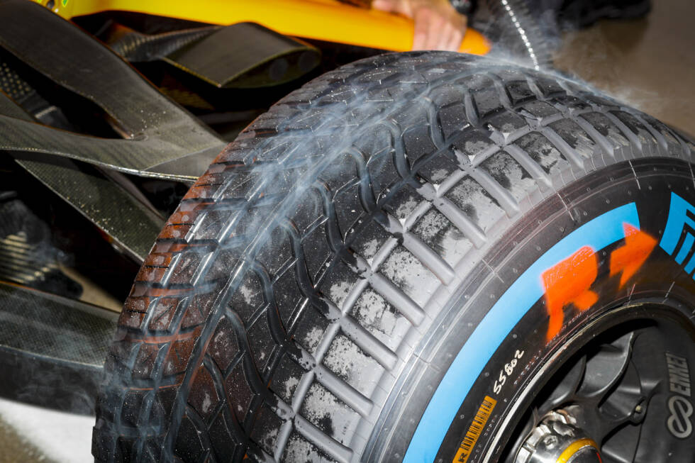 Foto zur News: McLaren MCL34: Regenreifen