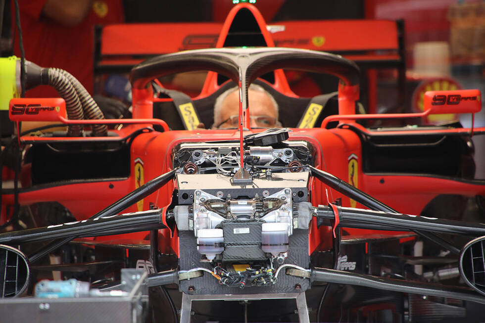 Foto zur News: Ferrari SF90: Frontpartie mit Federung