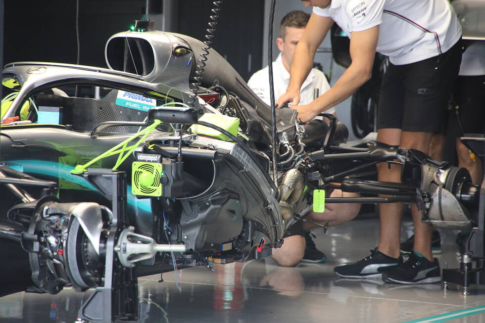 Foto zur News: Mercedes W10: Motorinstallation
