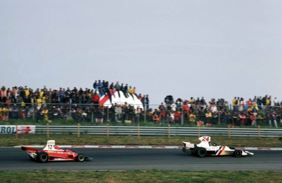 Foto zur News: 1975 wird durch einen echten Underdog-Sieg bekannt: James Hunt siegt im unterlegenen Hesketh erstmals knapp vor Niki Lauda im Ferrari. Nach nassem Beginn setzt der Engländer früh auf Trockenreifen und holt sich bei abtrocknender Strecke die Führung. Trotz massivem Druck kommt Lauda am Ende nicht vorbei.
