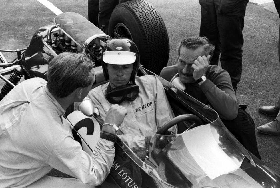 Foto zur News: Lotus-Boss Colin Chapman feiert 1965 den Sieg mit Jim Clark - allerdings nicht lange. Kurz nach dem Rennen wird er festgenommen, weil er zuvor einen Polizisten geschlagen hatte. Die Polizei behält den Engländer zwei Tage in Arrest.