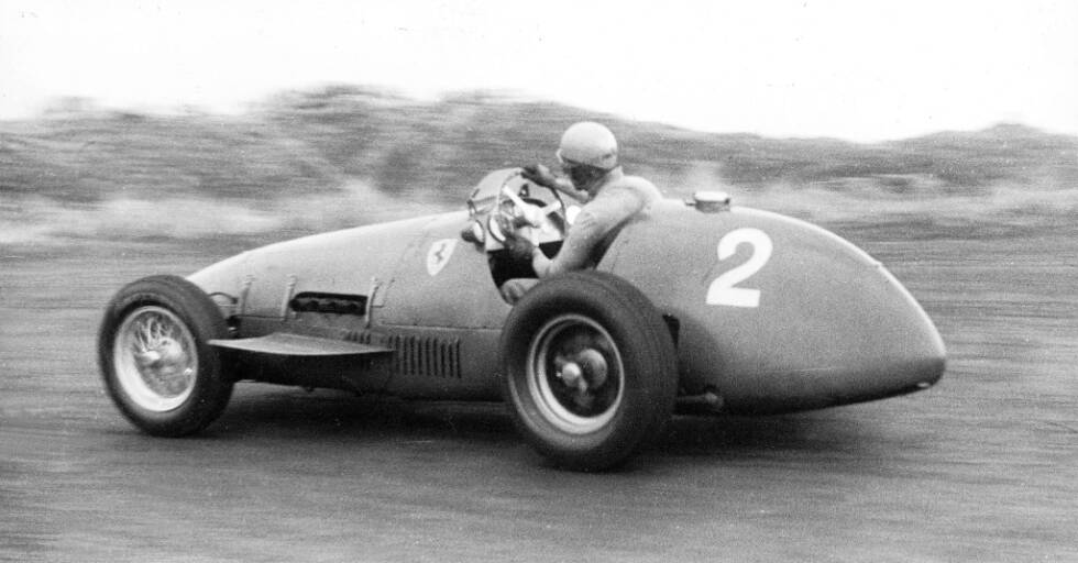 Foto zur News: 1952 findet in Zandvoort erstmals ein offizielles Rennen im Rahmen der Formel 1 statt. Der bereits als Weltmeister feststehende Ferrari-Pilot Alberto Ascari dominiert auch das vorletzte Saisonrennen. Mit 2,1 Sekunden Vorsprung holt er sich die Pole, mit 40 Sekunden Vorsprung auch den Sieg.
Auch ein Jahr später gewinnt der Italiener.