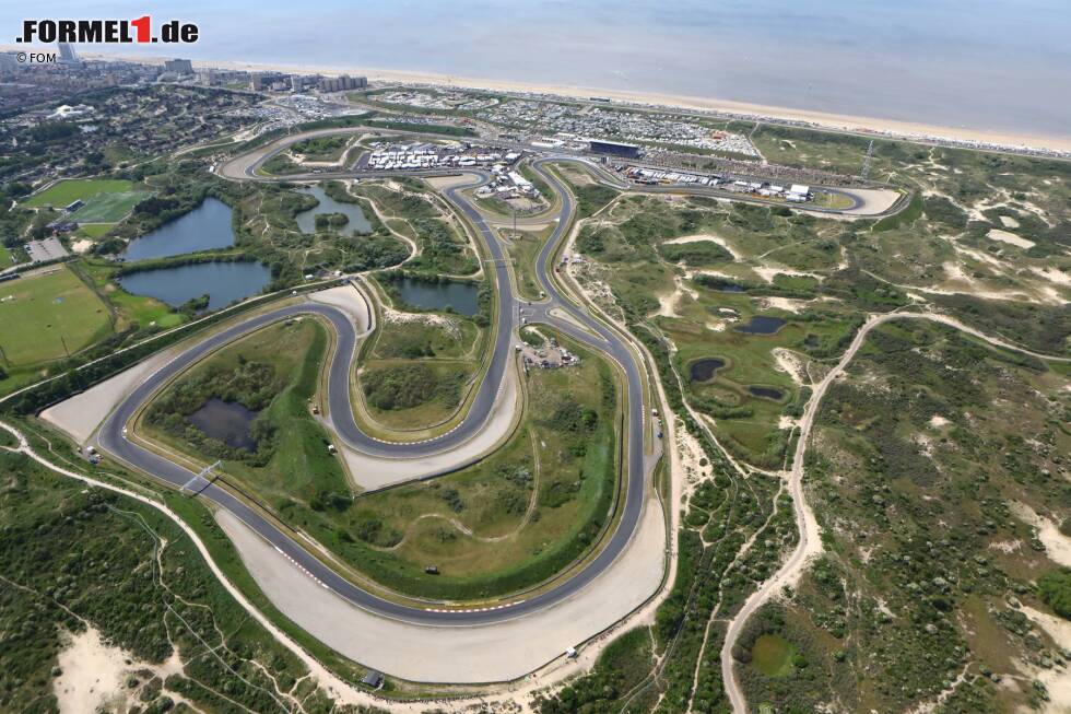 Der Große Preis der Niederlande kehrt 2021 zurück in den Formel-1-Kalender. Zwar war die Königsklasse davor 36 Jahren nicht mehr in Zandvoort, dennoch besitzt die Strecke große Formel-1-Tradition. 1948 wurde der erste Große Preis ausgetragen, den damals der Thailänder Prince Bira gewann. Wir blicken zurück! Der Große Preis der Niederlande kehrt 2021 zurück in den Formel-1-Kalender. Zwar war die Königsklasse davor 36 Jahren nicht mehr in Zandvoort, dennoch besitzt die Strecke große Formel-1-Tradition. 1948 wurde der erste Große Preis ausgetragen, den damals der Thailänder Prince Bira gewann. Wir blicken zurück!