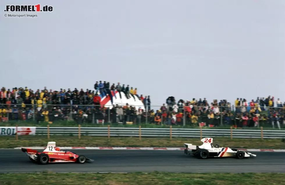 1975 wird durch einen echten Underdog-Sieg bekannt: James Hunt siegt im unterlegenen Hesketh erstmals knapp vor Niki Lauda im Ferrari. Nach nassem Beginn setzt der Engländer früh auf Trockenreifen und holt sich bei abtrocknender Strecke die Führung. Trotz massivem Druck kommt Lauda am Ende nicht vorbei. Foto zur News: 1975 wird durch einen echten Underdog-Sieg bekannt: James Hunt siegt im unterlegenen Hesketh erstmals knapp vor Niki Lauda im Ferrari. Nach nassem Beginn setzt der Engländer früh auf Trockenreifen und holt sich bei abtrocknender Strecke die Führung. Trotz massivem Druck kommt Lauda am Ende nicht vorbei.