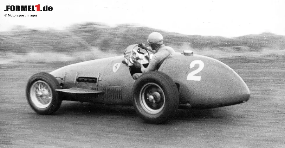 Foto zur News: 1952 findet in Zandvoort erstmals ein offizielles Rennen im Rahmen der Formel 1 statt. Der bereits als Weltmeister feststehende Ferrari-Pilot Alberto Ascari dominiert auch das vorletzte Saisonrennen. Mit 2,1 Sekunden Vorsprung holt er sich die Pole, mit 40 Sekunden Vorsprung auch den Sieg.
Auch ein Jahr später gewinnt der Italiener.