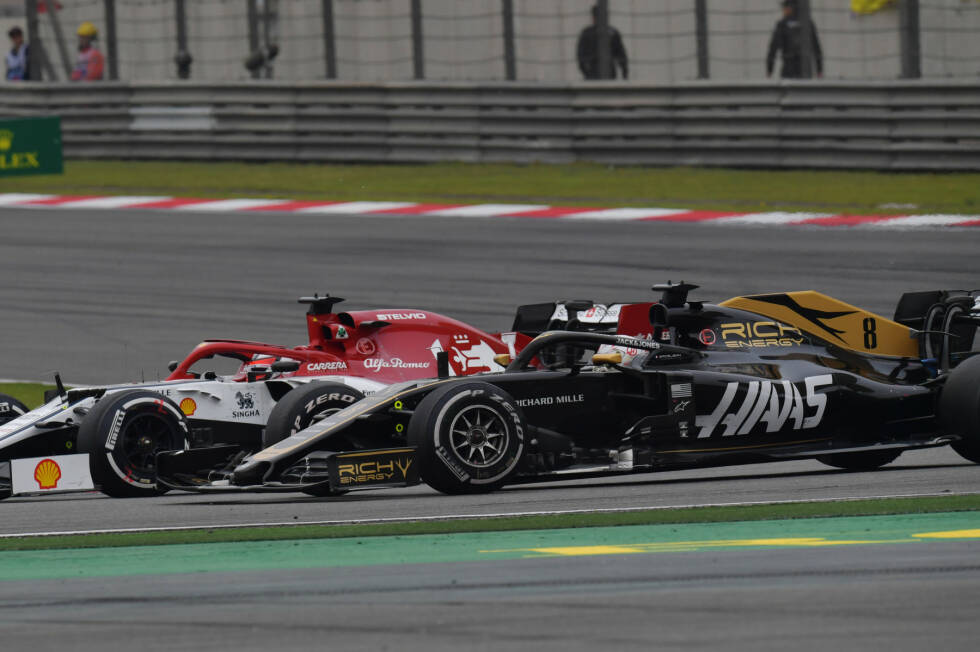 Foto zur News: Romain Grosjean (3): Die Gretchenfrage bei Haas ist: Können die Fahrer etwas für die Probleme im Rennen oder nicht? Nach Bahrain jetzt also auch China. Wir vermuten: Es kann nicht schaden, wenn jemand mit Erfahrung seinen Beitrag leistet. Das wäre Grosjeans Aufgabe. Fahrerisch nicht top, aber auch nicht Flop.