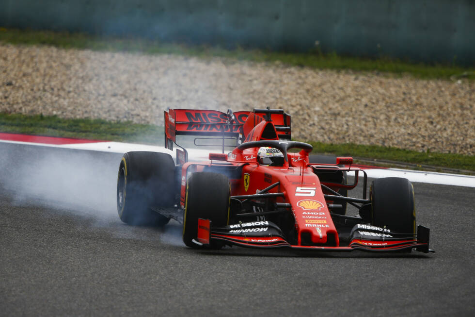 Foto zur News: Sebastian Vettel (3): Für ihn gilt das Gleiche wie für Leclerc: Man konnte Vettel regelrecht ansehen, wie wichtig es ihm ist, den Teamkollegen in Schach zu halten. Was ihm, zugegeben, dann auch halbwegs gelang. Mit Müh und Not. Seine Nummer-1-Position wird ihm derzeit geschenkt. Eine 3+ für Schanghai.