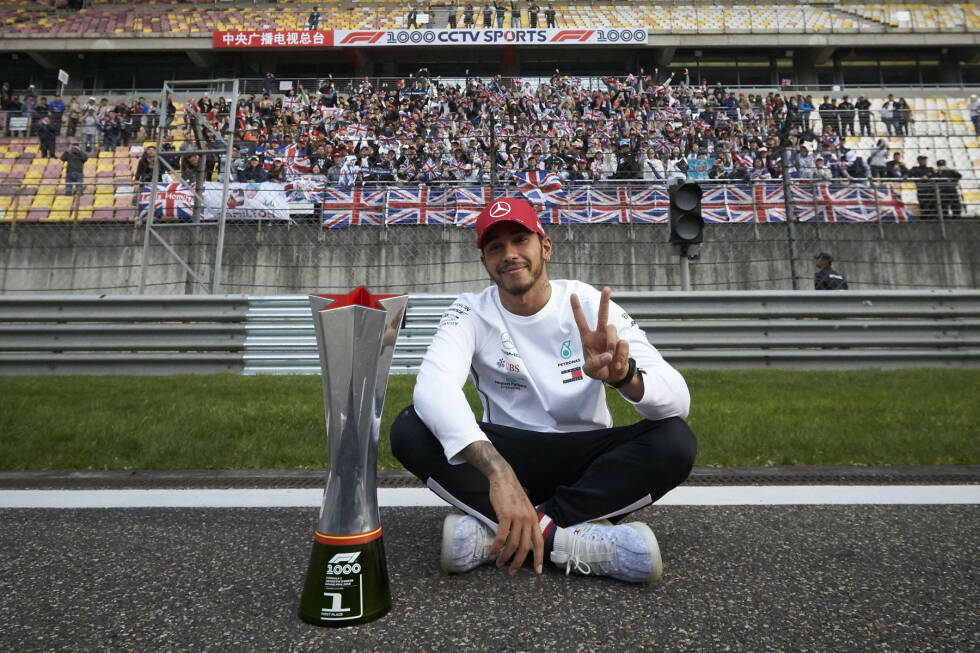 Foto zur News: Lewis Hamilton (2): Es gehört zu den großen Qualitäten großer Champions, dass sie auch dann Rennen gewinnen, wenn sie schlechte Wochenenden hinter sich haben. Und genau in diese Kategorie fällt unsere Note für den Titelverteidiger. Für eine Eins hätte er ein bisschen überzeugender sein müssen.