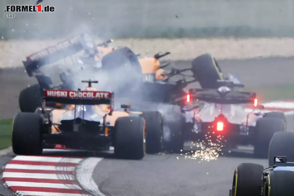 Foto zur News: Daniil Kwjat (4): Rein vom Speed her zeigt der Russe im Toro Rosso gute Ansätze. Abzüge gibt&#039;s für die Karambolage mit den McLarens in der ersten Runde. Kwjat musste in der Rechtskurve kurz gegenlenken, ehe er in Norris und Sainz reinrutschte. Sein Fehler, aber keine Absicht. Die Strafe: zu hart.