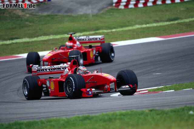 Foto zur News: 8. Malaysia 1999, Michael Schumacher vor Eddie Irvine - 0,947 Sekunden: Nach seinem Beinbruch kehrt "Schumi" in Sepang in die Formel 1 zurück - und wie! Er dominiert das Qualifying, als ob er nie weggewesen wäre. Am Sonntag gibt er den Sieg freiwillig an Teamkollege Irvine ab - der will nämlich noch Weltmeister werden.