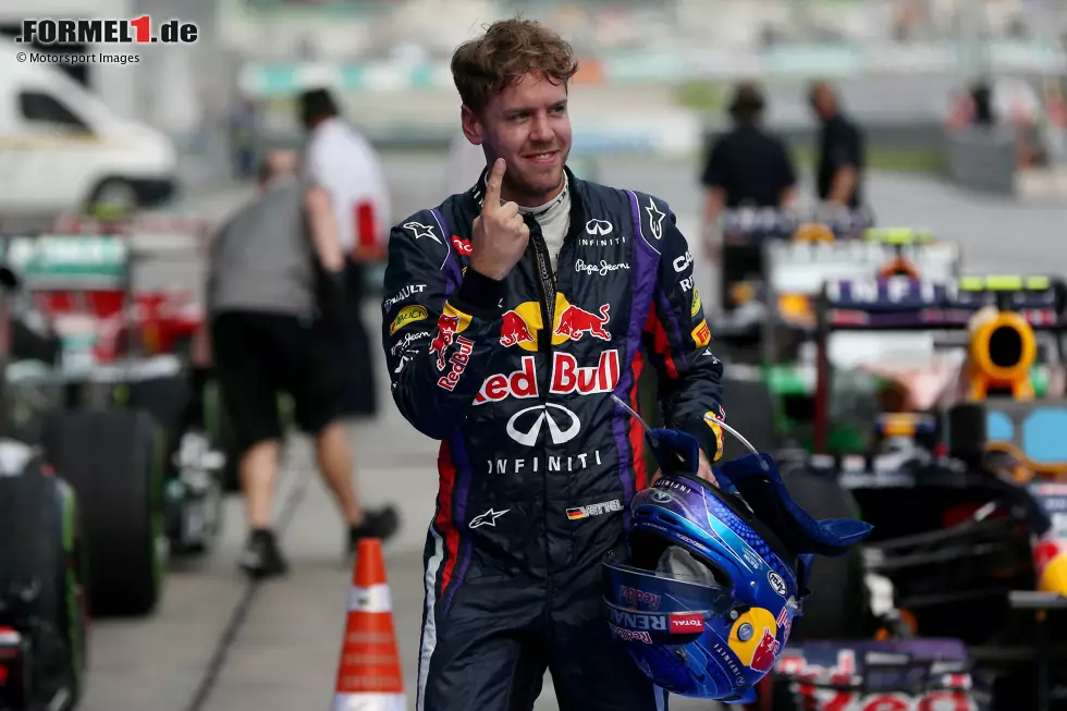 Foto zur News: 9. Malaysia 2013, Sebastian Vettel vor Felipe Massa - 0,913 Sekunden: Eigentlich war der Weltmeister in Q1 und Q2 nur hauchdünn dem Ausscheiden entkommen, doch in Q3 zaubert der Red-Bull-Pilot auf nasser Strecke und holt sich durch neue Reifen einen großen Vorteil. Am Sonntag hätte aber ein anderer gewinnen sollen. Stichwort: Multi 21!