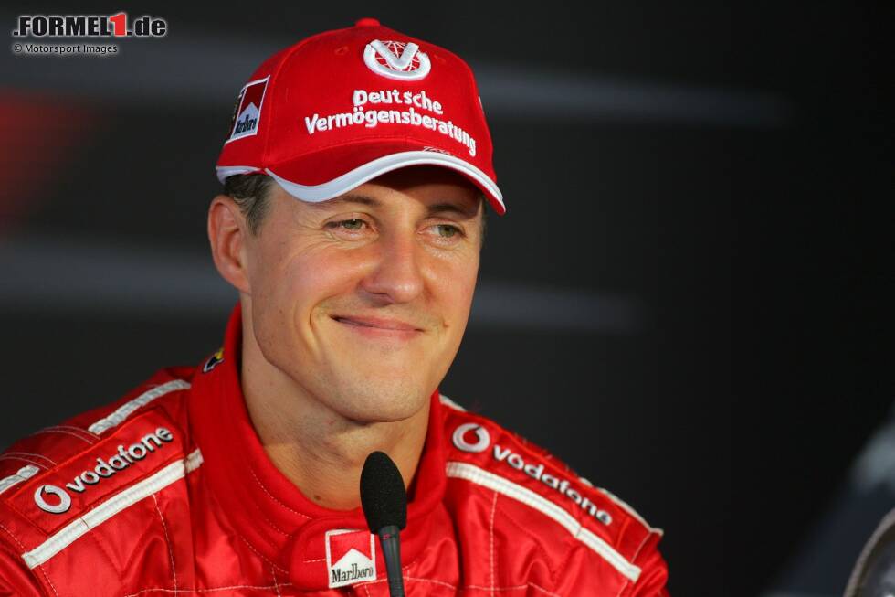 Foto zur News: 10. Ungarn 2005, Michael Schumacher vor Juan Pablo Montoya - 0,897 Sekunden: Erst beim 13. Rennen der Saison holt sich der siebenmalige Weltmeister seine erste Pole - doch die kommt mit Macht. Viele vermuten eine niedrige Spritladung für das Rennen, die damals Teil der Qualifying-Taktik ist. Doch allzu früh kommt er gar nicht in die Box.