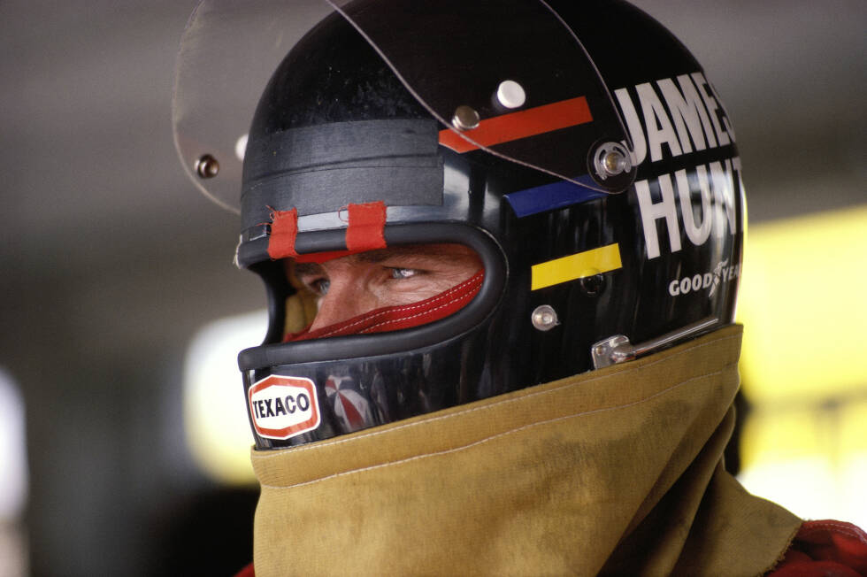 Foto zur News: #4: James Hunt - Ein schwarzer Helm mit drei bunten Farbstreifen, dazu der eigene Name in großen weißen Lettern. Mit diesem Design begeistert Hunt bis heute!
