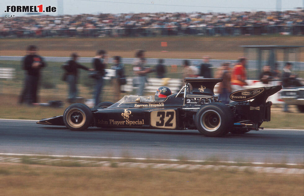 Foto zur News: 1972 tritt Lotus erstmals in dem berühmten Design an. Vier Jahre zuvor war erstmals Werbung auf Rennwagen erlaubt worden. Lotus hatte zunächst die Zigarettenmarke &quot;Gold Leaf&quot; beworben, stieg dann aber auf JPS um und wird mit Emerson Fittipaldi prompt Weltmeister.