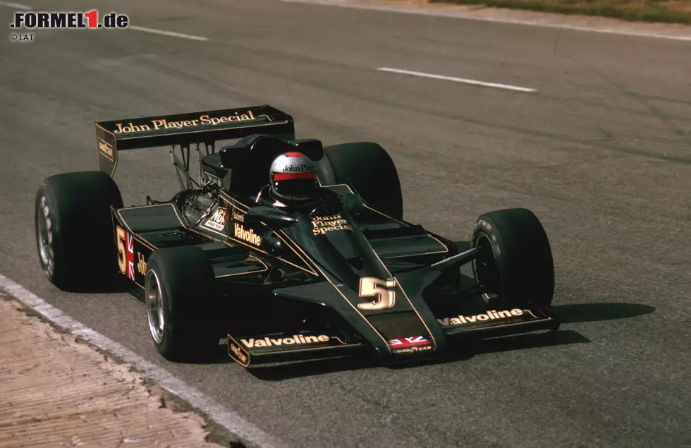 1978 ist das vorerst letzte Jahr der JPS-Lackierung - und es ist ein denkwürdiges. Mario Andretti feiert seinen einzigen WM-Titel, es ist jedoch ein trauriger: Seine Krönung steht fest, als Teamkollege Ronnie Peterson einen Tag nach dem Monza-GP an den Folgen eines schweren Startunfalls stirbt. Foto zur News: 1978 ist das vorerst letzte Jahr der JPS-Lackierung - und es ist ein denkwürdiges. Mario Andretti feiert seinen einzigen WM-Titel, es ist jedoch ein trauriger: Seine Krönung steht fest, als Teamkollege Ronnie Peterson einen Tag nach dem Monza-GP an den Folgen eines schweren Startunfalls stirbt.