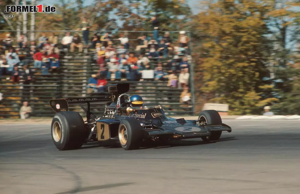 Das Design bleibt auch in den folgenden Jahren das Markenzeichen von Lotus und steht für Erfolg. 1973 wird das Team erneut Konstrukteurs-Weltmeister, auch wenn der Fahrertitel an Jackie Stewart geht. Foto zur News: Das Design bleibt auch in den folgenden Jahren das Markenzeichen von Lotus und steht für Erfolg. 1973 wird das Team erneut Konstrukteurs-Weltmeister, auch wenn der Fahrertitel an Jackie Stewart geht.