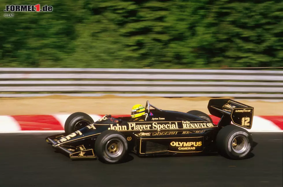 Mit Ayrton Senna kommt jedoch 1985 wieder der große Aufschwung. Der als Supertalent geltende Brasilianer holt sich in Estoril gleich bei seinem zweiten Rennen für das Team den ersten Sieg und führt den schwarzen Boliden wieder zum Erfolg. De Angelis gewinnt das folgende Rennen in San Marino. Foto zur News: Mit Ayrton Senna kommt jedoch 1985 wieder der große Aufschwung. Der als Supertalent geltende Brasilianer holt sich in Estoril gleich bei seinem zweiten Rennen für das Team den ersten Sieg und führt den schwarzen Boliden wieder zum Erfolg. De Angelis gewinnt das folgende Rennen in San Marino.