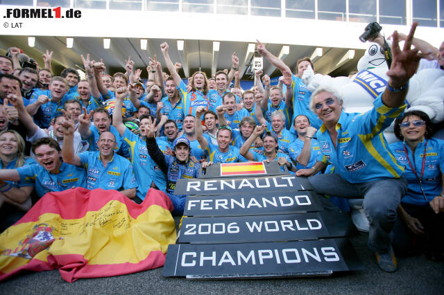 Foto zur News: ... startet nach einem Jahr auf der Ersatzbank richtig durch. 2003 gewinnt er für Renault sein erstes Rennen, 2005 und 2006 wird er Weltmeister. In seiner Karriere holt er bis Ende 2018 insgesamt 32 Grand-Prix-Siege.