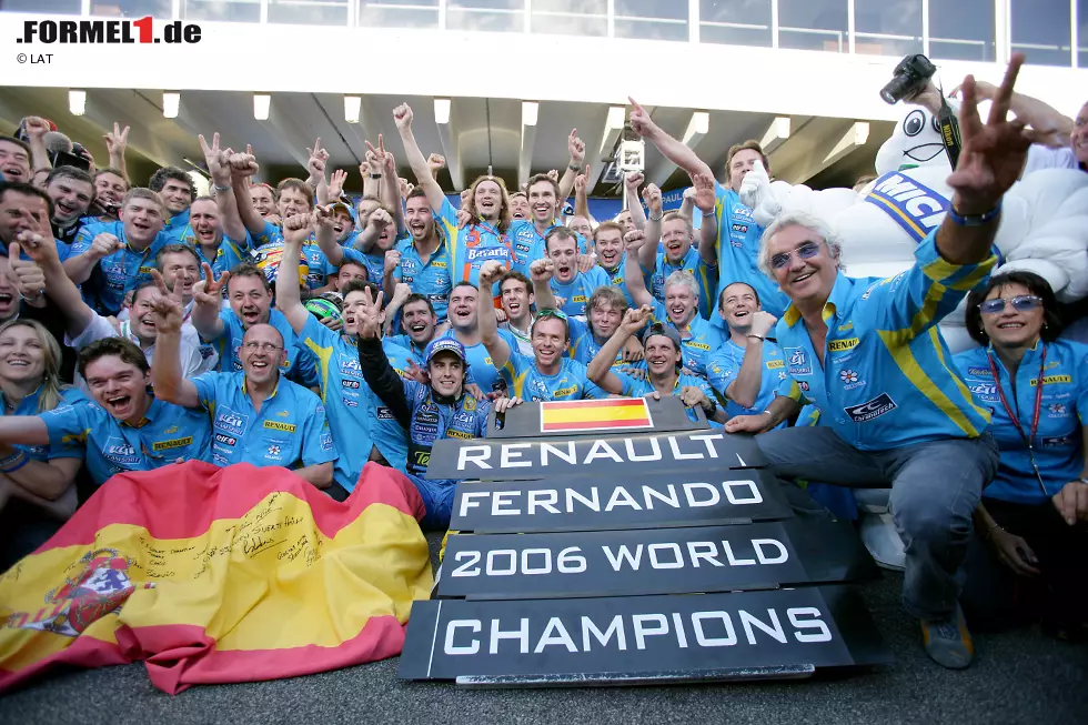 Foto zur News: ... startet nach einem Jahr auf der Ersatzbank richtig durch. 2003 gewinnt er für Renault sein erstes Rennen, 2005 und 2006 wird er Weltmeister. In seiner Karriere holt er bis heute insgesamt 32 Grand-Prix-Siege.