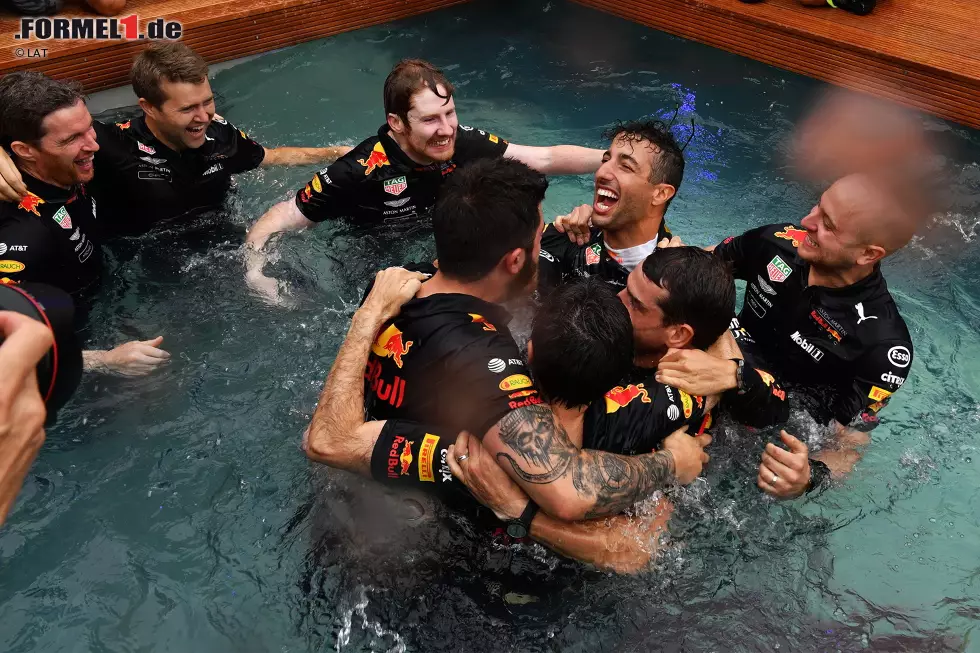 Nach zwei weiteren Jahren bei Toro Rosso wechselt der Australier schließlich zu Red Bull und gewinnt mit den Bullen bis Ende 2018 insgesamt sieben Rennen. 2019 wechselt er zu Renault, zwei Jahre später zu McLaren - wo er in Monza einen weiteren Sieg feiert. Foto zur News: Nach zwei weiteren Jahren bei Toro Rosso wechselt der Australier schließlich zu Red Bull und gewinnt mit den Bullen bis Ende 2018 insgesamt sieben Rennen. 2019 wechselt er zu Renault, zwei Jahre später zu McLaren - wo er in Monza einen weiteren Sieg feiert.