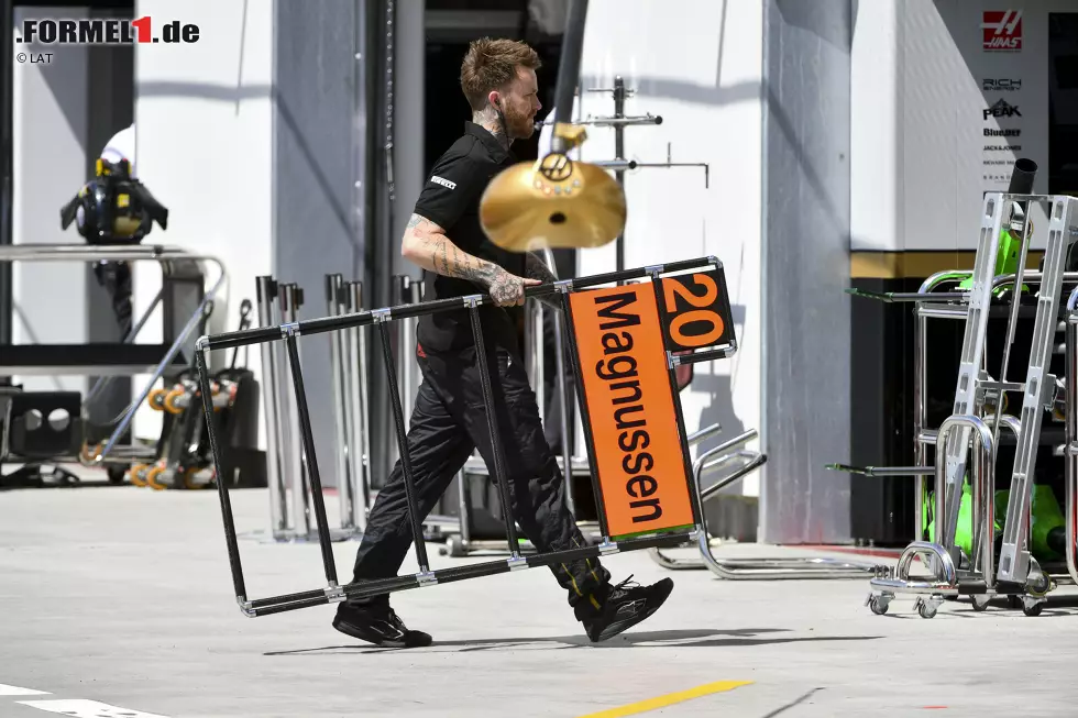 Foto zur News: Das Pitboard wird gegen Schraubenschlüssel getauscht.