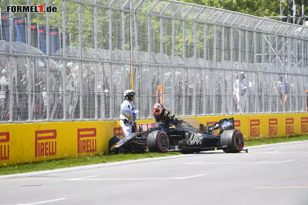 Es knallt und der Bolide wird erneut über die gesamte Strecke geschleudert, wo er zum Stehen kommt. Kevin Magnussen kann sich aus eigener Kraft aus dem Wrack befreien. Foto zur News: Es knallt und der Bolide wird erneut über die gesamte Strecke geschleudert, wo er zum Stehen kommt. Kevin Magnussen kann sich aus eigener Kraft aus dem Wrack befreien.