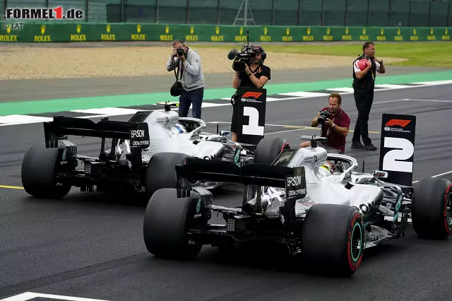 5. Großbritannien 2019, Valtteri Bottas vor Lewis Hamilton - 0,006 Sekunden: Erneut ein Duell der beiden Silberpfeil-Piloten. Auf Hamiltons Heimstrecke holt sich Bottas die vierte Pole des Jahres und damit intern auch die Führung. Was es noch spektakulärer macht: Silverstone gehört nach dem Umbau zu den längsten Kursen des Kalenders. Foto zur News: 5. Großbritannien 2019, Valtteri Bottas vor Lewis Hamilton - 0,006 Sekunden: Erneut ein Duell der beiden Silberpfeil-Piloten. Auf Hamiltons Heimstrecke holt sich Bottas die vierte Pole des Jahres und damit intern auch die Führung. Was es noch spektakulärer macht: Silverstone gehört nach dem Umbau zu den längsten Kursen des Kalenders.