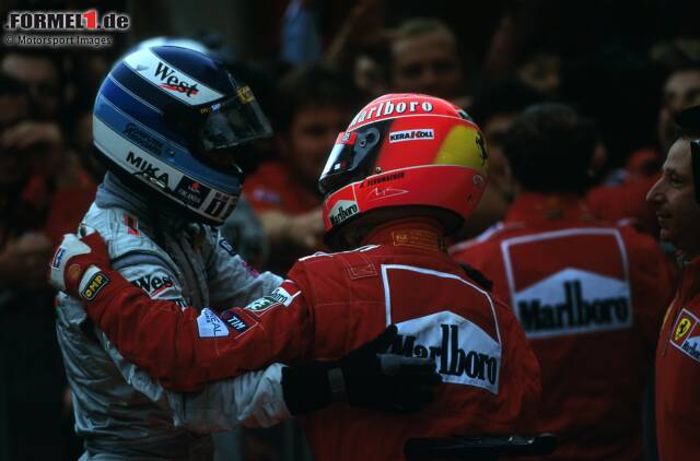 Foto zur News: 7. Japan 2000, Michael Schumacher vor Mika Häkkinen - 0,009 Sekunden: Im Duell der beiden Erzrivalen hat Schumacher 2000 die besseren Karten. Nach der engen Pole-Position am Samstag siegt er auch im Rennen vor dem McLaren-Piloten und krönt sich damit erstmals für Ferrari zum Weltmeister.