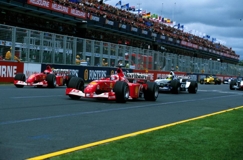 Foto zur News: 5. Australien 2002, Rubens Barrichello vor Michael Schumacher - 0,005 Sekunden: Im ersten Qualifying des Jahres bezwingt Ferraris Nummer 2 den viermaligen Weltmeister um einen Wimpernschlag. Berühmt wird jedoch der anschließende Start, als Michaels Bruder Ralf auf Barrichello auffährt und fliegen geht ...