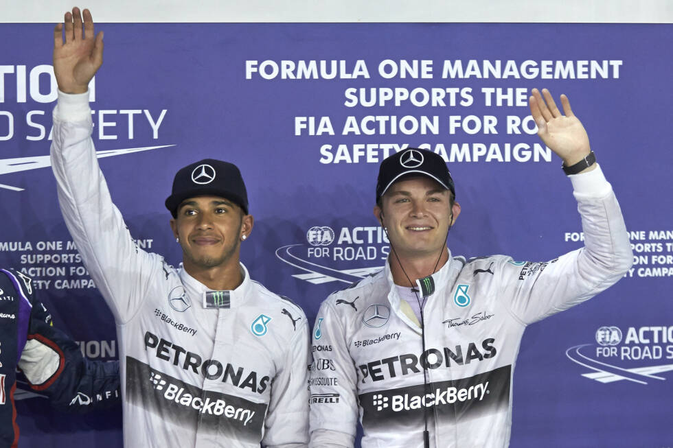 Foto zur News: 7. Singapur 2014, Lewis Hamilton vor Nico Rosberg - 0,007 Sekunden. Im engsten Qualifying der beiden Silberpfeil-Piloten geht es um den ersten Titel der Hybrid-Ära. Hamilton ist im Qualifying den Hauch schneller und siegt auch am Sonntag. Rosberg scheidet mit einem Problem aus und verliert die WM-Führung - und am Ende die WM.