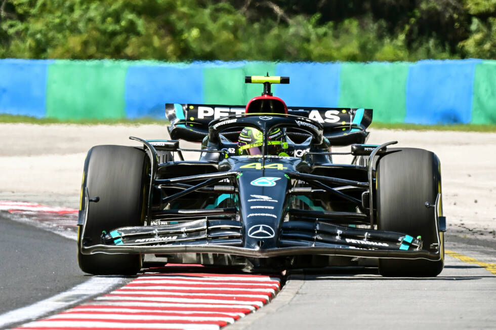 Foto zur News: 3. Ungarn 2023, Lewis Hamilton vor Max Verstappen - 0,003 Sekunden: Eigentlich dominiert Red Bull die Saison 2023, doch im elften Rennen sorgt Hamilton für die erste Mercedes-Pole des Jahres. Für ihn selbst ist es zudem die erste Pole seit mehr als anderthalb Jahren (Saudi-Arabien 2021)!