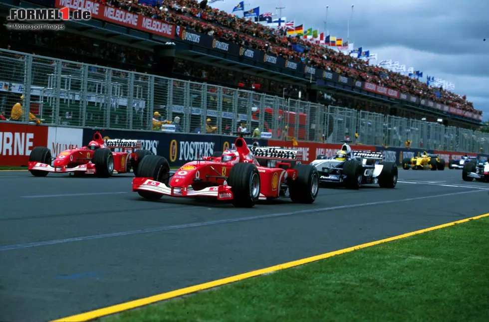 4. Australien 2002, Rubens Barrichello vor Michael Schumacher - 0,005 Sekunden: Im ersten Qualifying des Jahres bezwingt Ferraris Nummer 2 den viermaligen Weltmeister um einen Wimpernschlag. Berühmt wird jedoch der anschließende Start, als Michaels Bruder Ralf auf Barrichello auffährt und fliegen geht ... Foto zur News: 4. Australien 2002, Rubens Barrichello vor Michael Schumacher - 0,005 Sekunden: Im ersten Qualifying des Jahres bezwingt Ferraris Nummer 2 den viermaligen Weltmeister um einen Wimpernschlag. Berühmt wird jedoch der anschließende Start, als Michaels Bruder Ralf auf Barrichello auffährt und fliegen geht ...