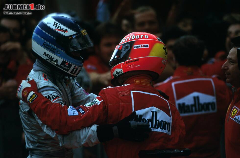 Foto zur News: 9. Japan 2000, Michael Schumacher vor Mika Häkkinen - 0,009 Sekunden: Im Duell der beiden Erzrivalen hat Schumacher 2000 die besseren Karten. Nach der engen Poleposition am Samstag siegt er auch im Rennen vor dem McLaren-Piloten und krönt sich damit erstmals für Ferrari zum Weltmeister.