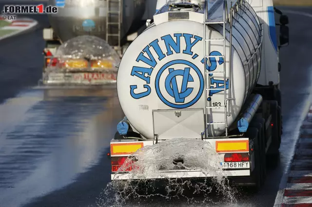 #3 Künstliche Bewässerung: Fans lieben Regenrennen, weil der Guss von oben zusätzliche Würze in ein Rennen bringt und für unvorhergesehene Ereignisse sorgen kann. Doch warum auf den Regen warten, wenn man ihn selbst herbeiführen kann? Foto zur News: #3 Künstliche Bewässerung: Fans lieben Regenrennen, weil der Guss von oben zusätzliche Würze in ein Rennen bringt und für unvorhergesehene Ereignisse sorgen kann. Doch warum auf den Regen warten, wenn man ihn selbst herbeiführen kann?