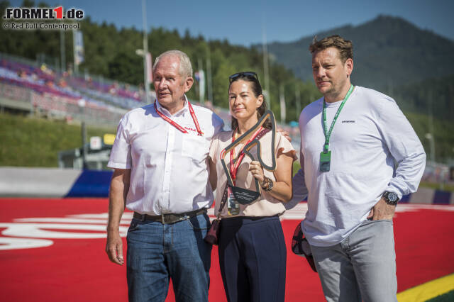 Foto zur News: Die Familie Lauda, Witwe Birgit und Sohn Lukas, hat am Rennsonntag in Spielberg symbolisch einen Ehrenpokal für die neue "Niki-Lauda-Kurve" entgegengenommen.